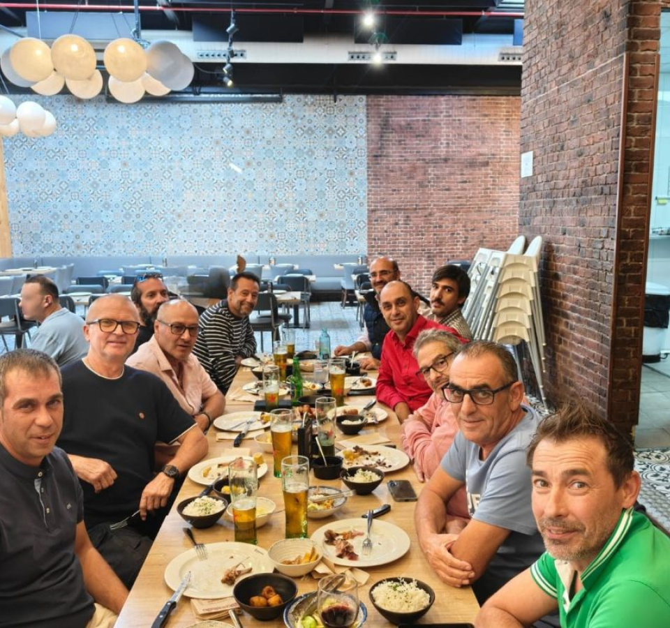 El valor del factor humano: SOLUTEC celebra la comida anual con encargados y participa en el torneo de pádel de Saltoki