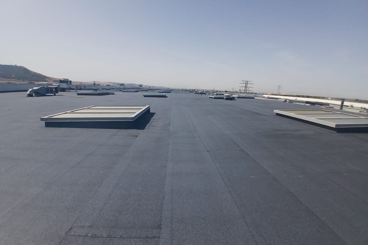 Así es como rehabilitamos la cubierta de una nave logística de casi 10.000 M² sin parar su operativa en Alcalá de Henares